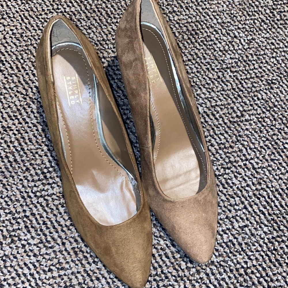 SIMPLY styled size 6.5 Agatha suede wedges